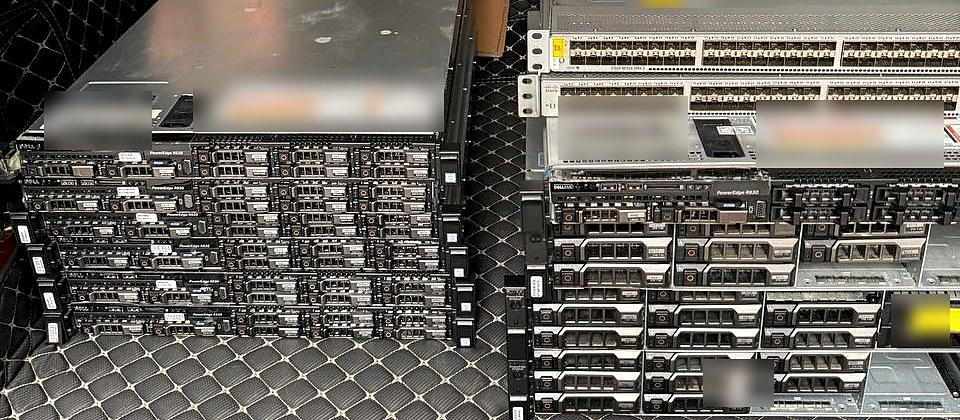 Hai chồng máy chủ Dell PowerEdge và thiết bị chuyển mạch Cisco trong một đợt cung ứng