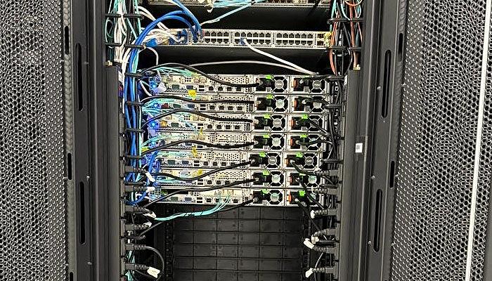 Bên trong một tủ rack: máy chủ, thiết bị chuyển mạch và dây quang đang chạy